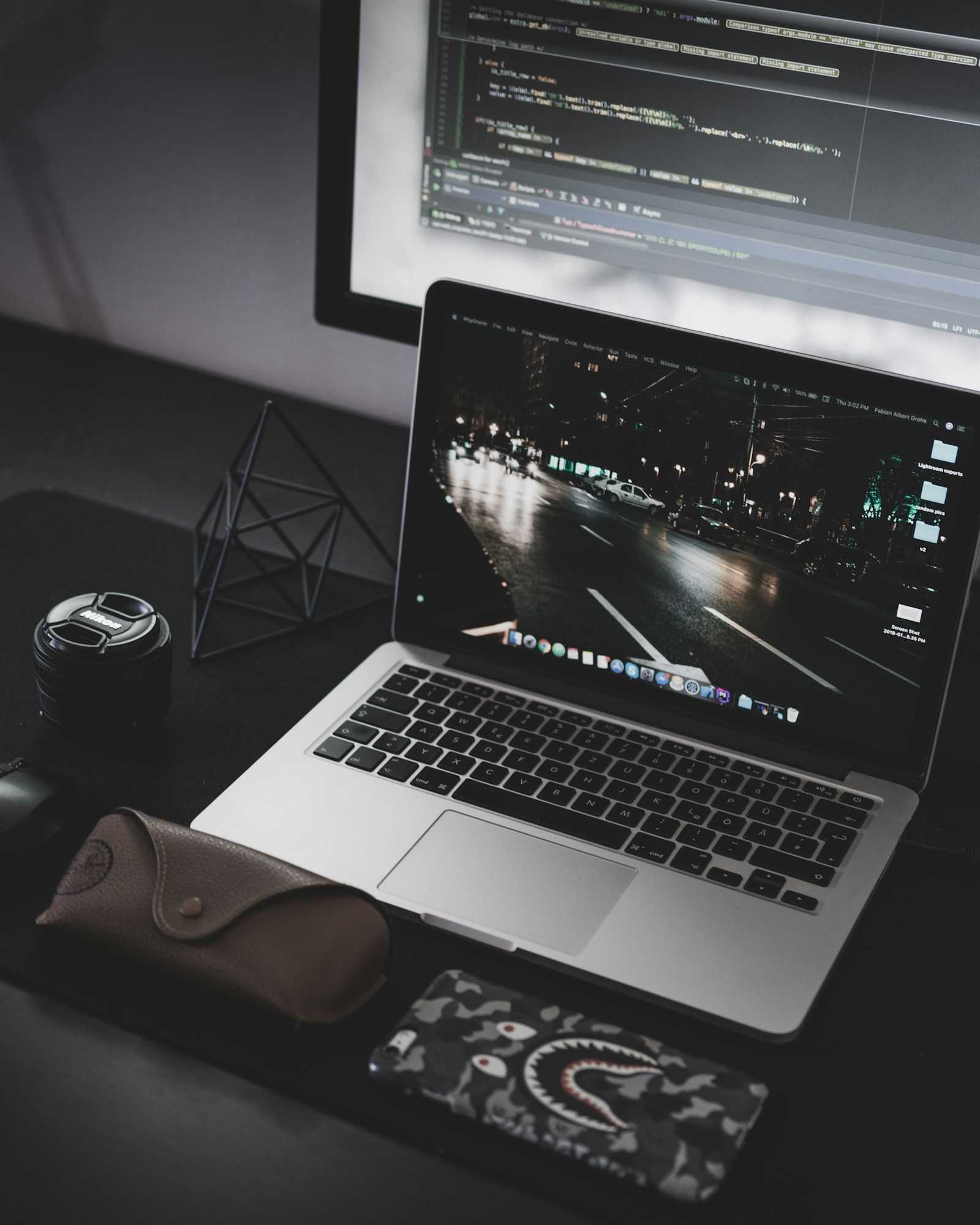 Laptop és monitor egy digitális munkakörnyezetben