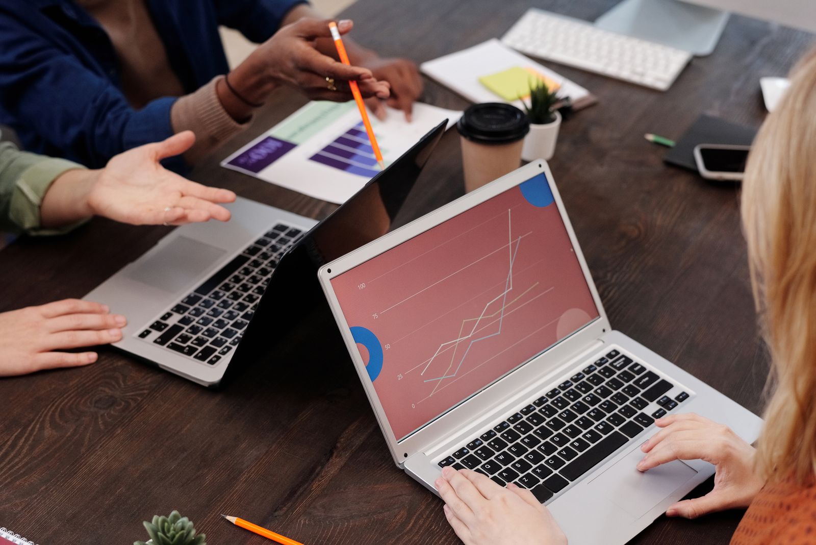 Digitális stratégia tervezése laptopok és kimutatások segítségével – illusztráció
